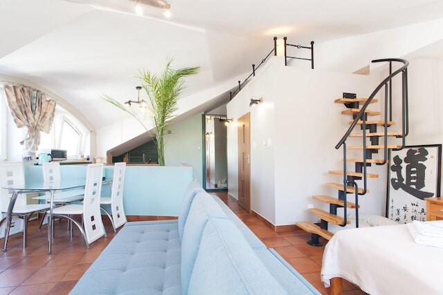 ファウスト アンド モナ リサ アパートメンツ