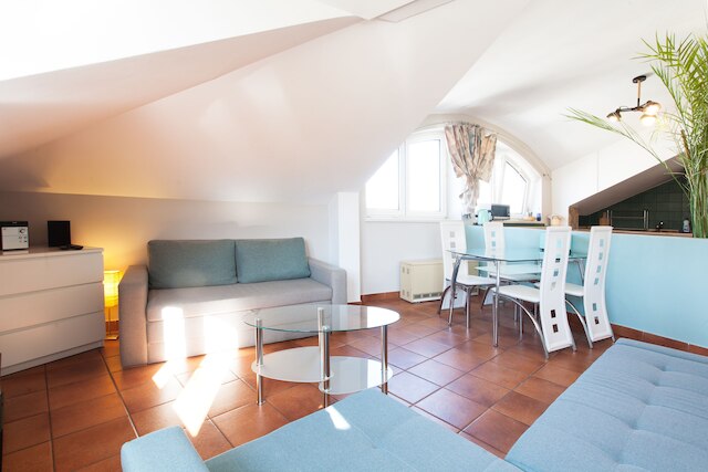 ファウスト アンド モナ リサ アパートメンツ