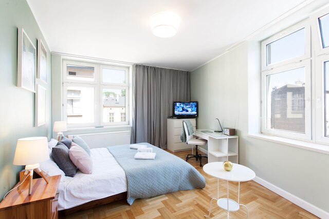 ファウスト アンド モナ リサ アパートメンツ