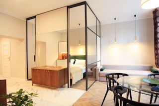 ファウスト アンド モナ リサ アパートメンツ