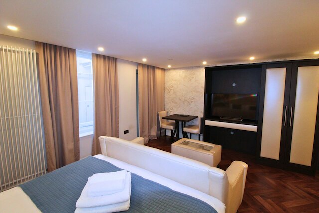 ベーカー・ストリート・アパートメント・バイ・フライング・バトラー