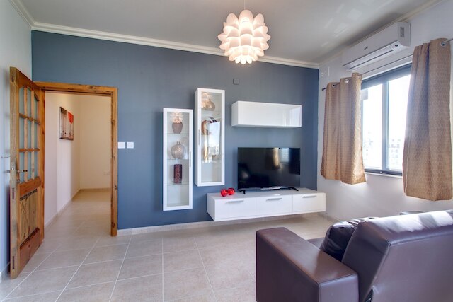 緑地を望むモダンなアパートメント