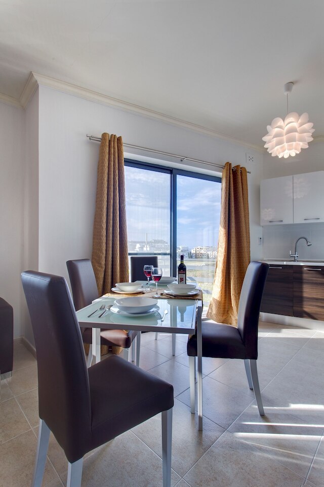 緑地を望むモダンなアパートメント