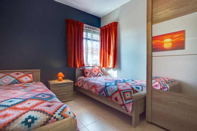 緑地を望むモダンなアパートメント