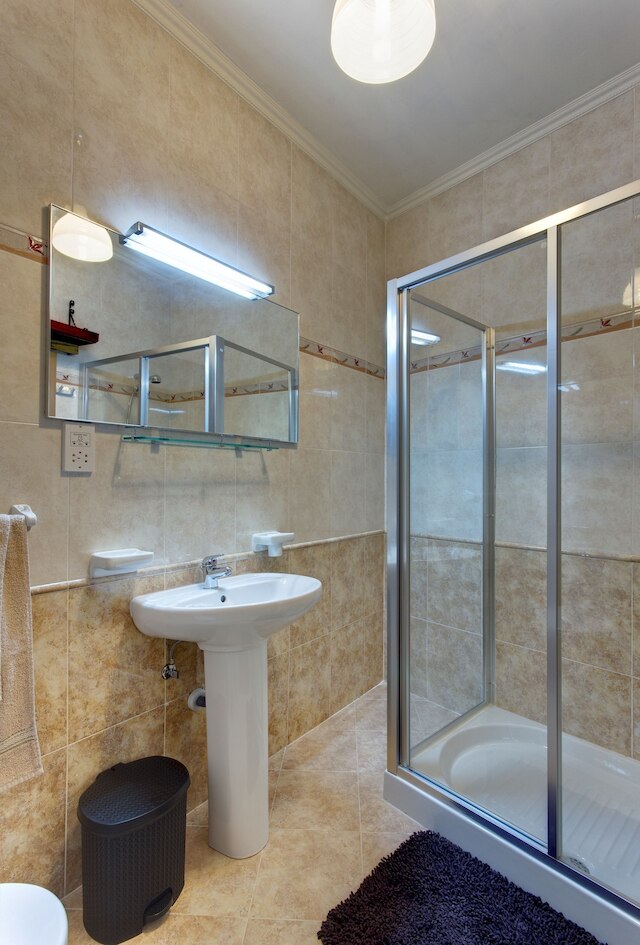 緑地を望むモダンなアパートメント