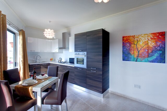 緑地を望むモダンなアパートメント