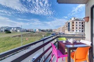 緑地を望むモダンなアパートメント