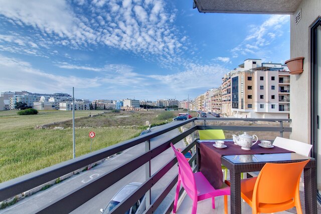 緑地を望むモダンなアパートメント