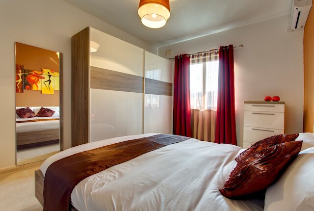 緑地を望むモダンなアパートメント