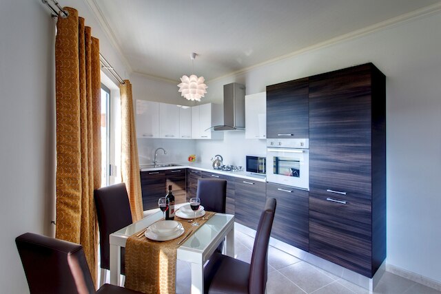 緑地を望むモダンなアパートメント