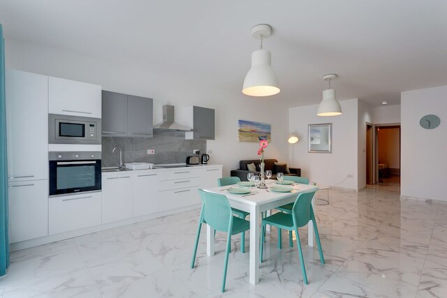 素敵なベッドルーム 2 室、アパートメント、海