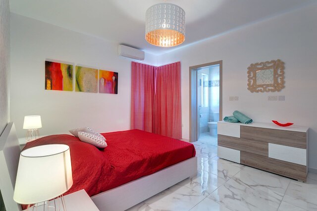 素敵なベッドルーム 2 室、アパートメント、海