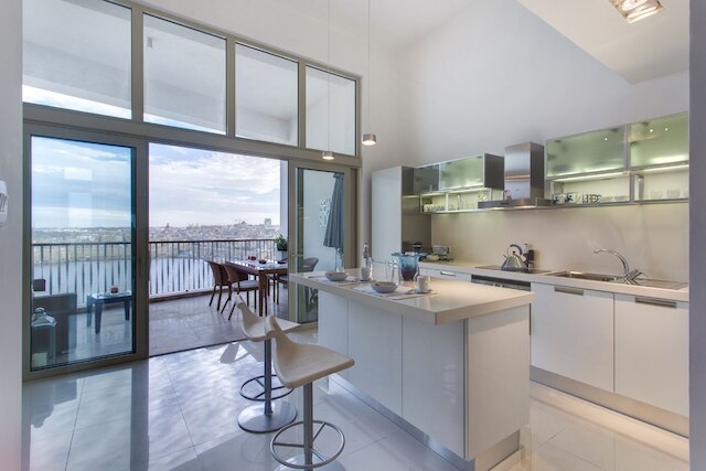 ティニエ ポイントにある素晴らしいアパートメント、プールあり