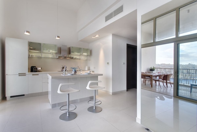 ティニエ ポイントにある素晴らしいアパートメント、プールあり