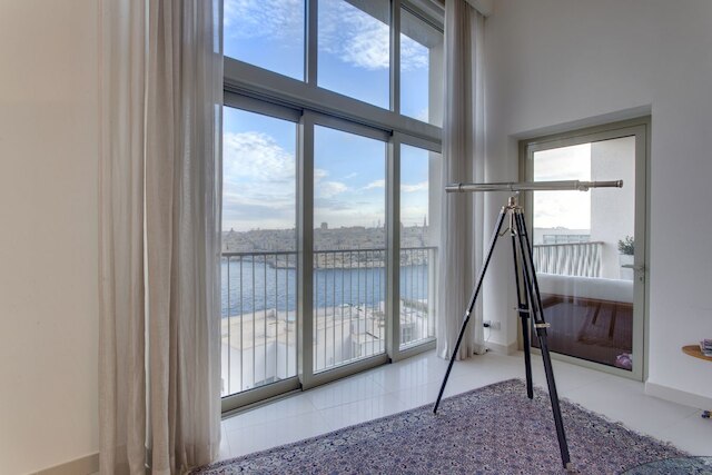 ティニエ ポイントにある素晴らしいアパートメント、プールあり