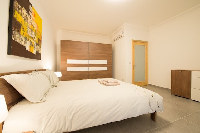 スリマの海を望むアパートメント、プールあり