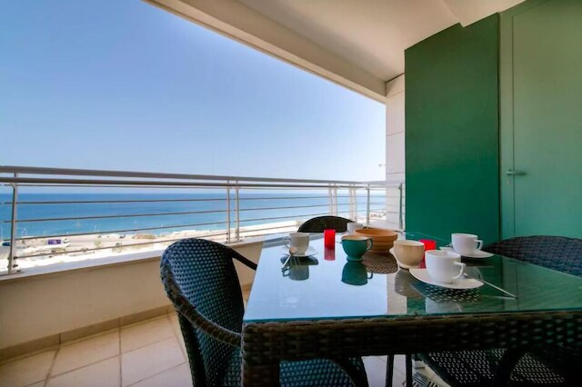 スリマの海を望むアパートメント、プールあり