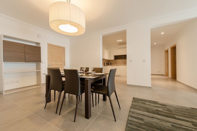 海辺の豪華なアパートメント、プールあり