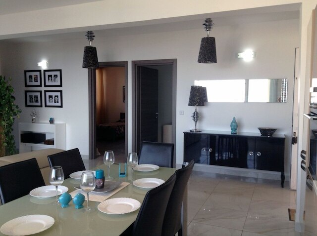 海辺の豪華なアパートメント、プールあり