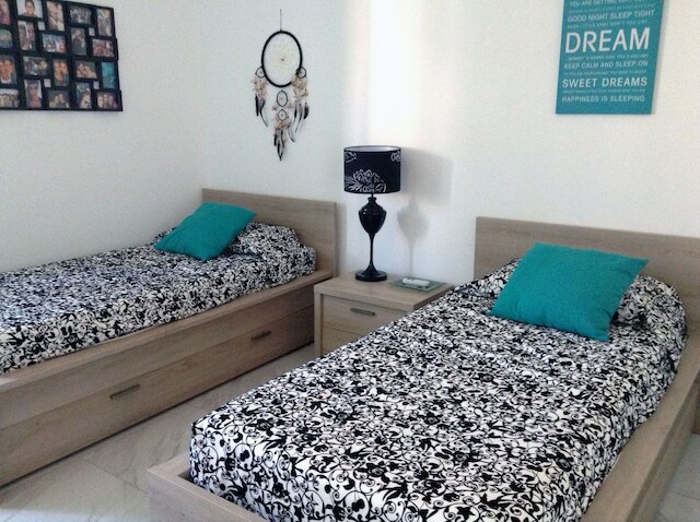 海辺の豪華なアパートメント、プールあり