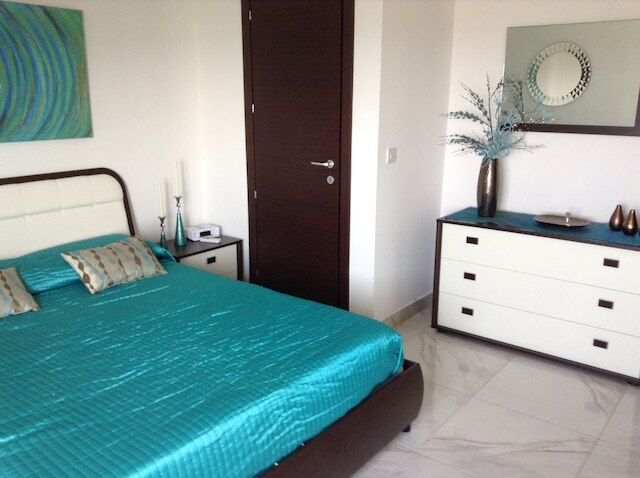 海辺の豪華なアパートメント、プールあり