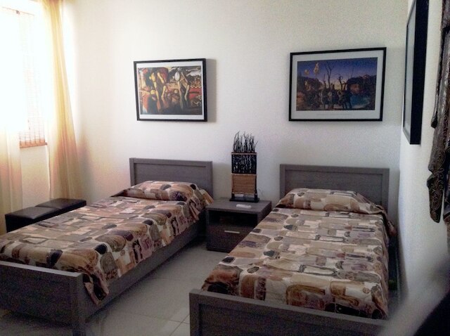 海辺の豪華なアパートメント、プールあり