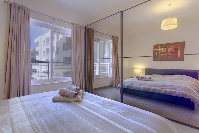 フォート ケンブリッジにある海に面した高級アパート、プールあり