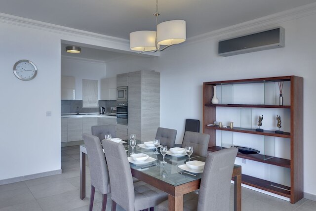 フォート ケンブリッジにある海に面した高級アパート、プールあり