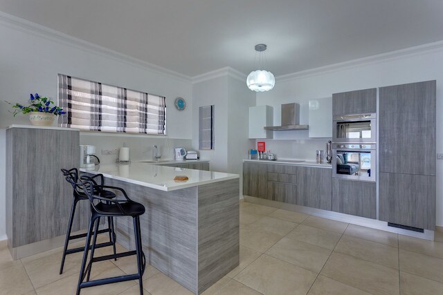 アップマーケット エリアにある海辺の素晴らしい豪華なアパートメント、プールあり