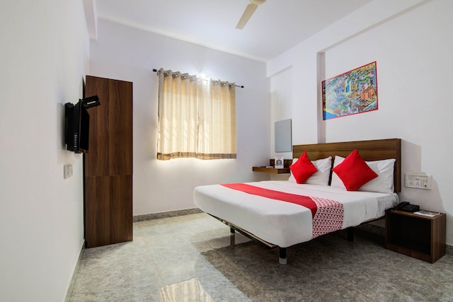 OYO 15695 バーシティ コンフォーツ