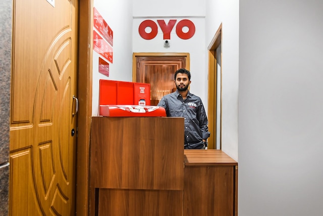 OYO 15695 バーシティ コンフォーツ