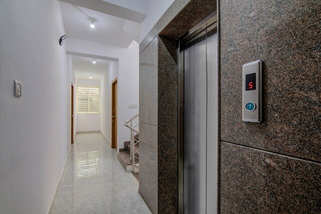 OYO 15695 バーシティ コンフォーツ