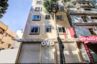 OYO 15695 バーシティ コンフォーツ