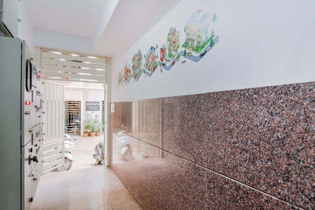 OYO 15695 バーシティ コンフォーツ