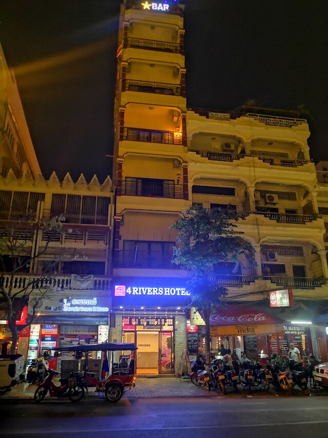 4 リバーズ ホテル