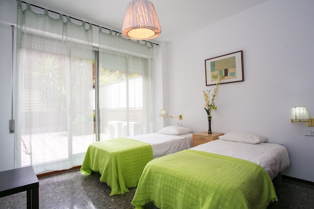 アパートメント ウィズ ラージ アンド プライベート テラス