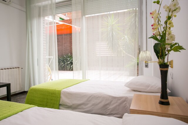 アパートメント ウィズ ラージ アンド プライベート テラス