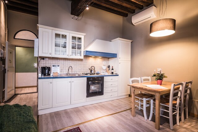 ア ヒュー ステップス トゥ ザ ドゥオモ エンチャンティング 2 ベッドルーム アパートメント