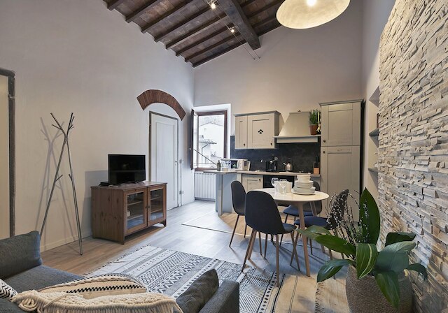 ア ヒュー ステップス トゥ ザ ドゥオモ ビューティフル 2 ベッドルーム アパートメント