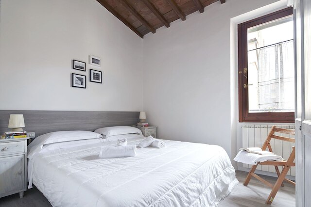 ア ヒュー ステップス トゥ ザ ドゥオモ ビューティフル 2 ベッドルーム アパートメント