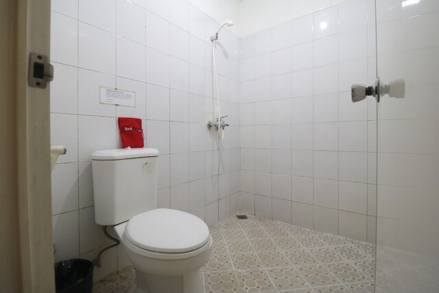 レッドドアーズ アット ジャラン ガトット スブロト ジャカルタ