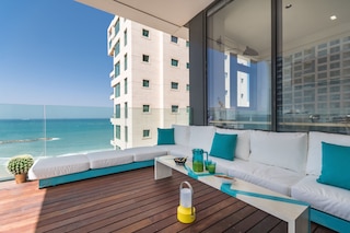 フロント オブ ビーチ ネクスト トゥ ロイヤルビーチ ホテル