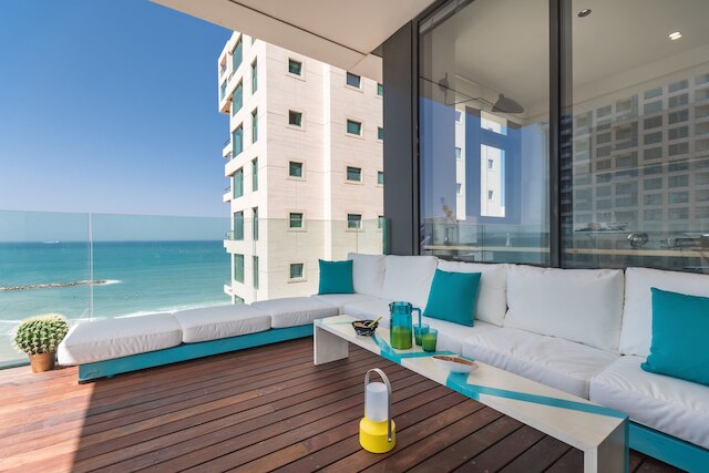 フロント オブ ビーチ ネクスト トゥ ロイヤルビーチ ホテル