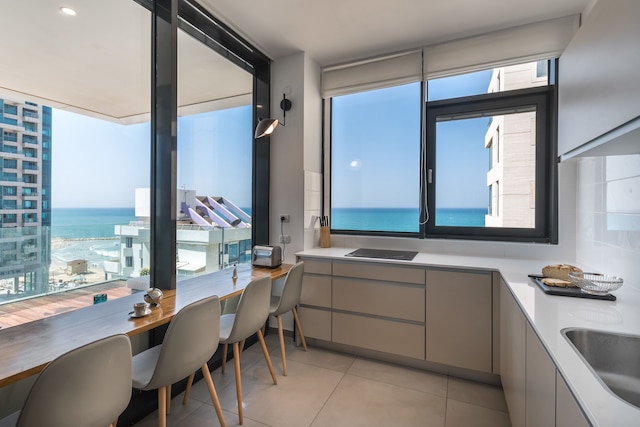 フロント オブ ビーチ ネクスト トゥ ロイヤルビーチ ホテル