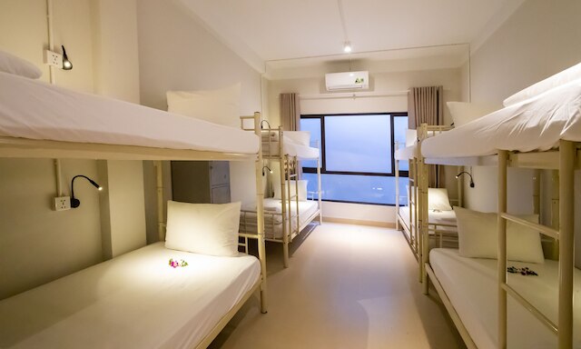 バックホーム ホテル