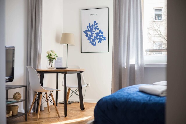 川のそばの快適なスタジオ