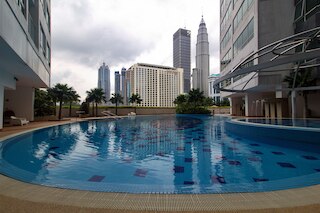 OYO ホーム 501、豪華なベッドルーム 1 室、クレスタ コンドミニアム