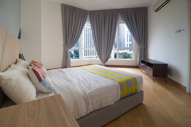 OYO ホーム 501、豪華なベッドルーム 1 室、クレスタ コンドミニアム