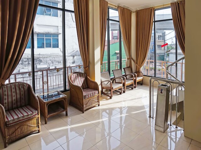 ホテル O ウィスマ エンパット リマ シャリア