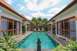 メラ ヴィラズ ジンバラン